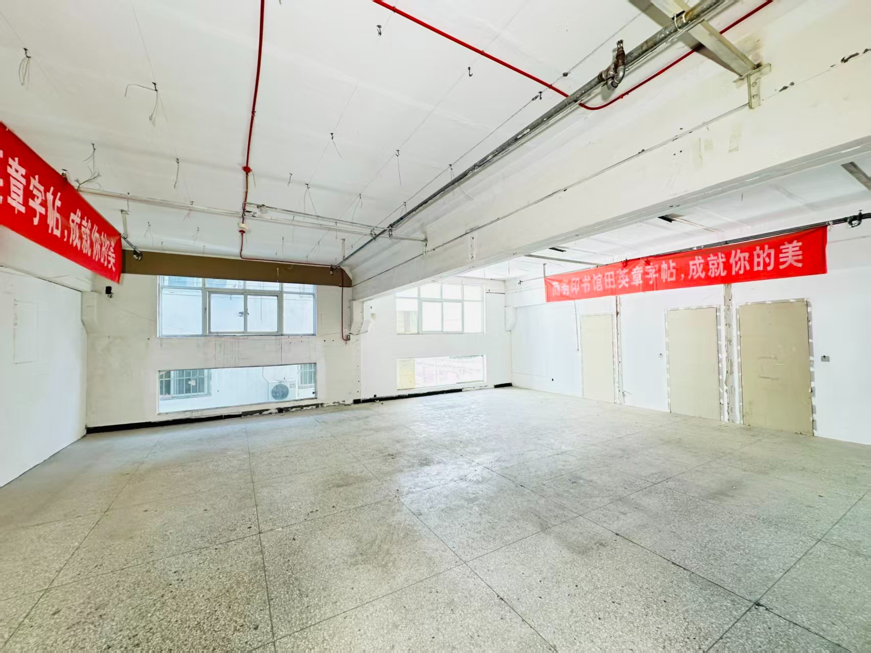 中部电商港重点吸引人工智能应用、数字经济、电商直播、智能制造服务、软件开发、科技创新企业及创业团队入驻